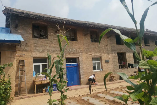 ����ĸ�׽�ס�ڴ���һ������������СԺ